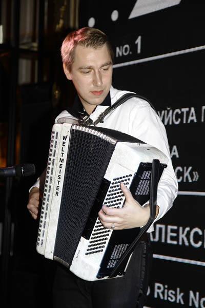 Николай Басков пришел с новой подругой на вечеринку к Алексею Воробьеву