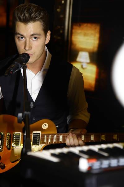 Николай Басков пришел с новой подругой на вечеринку к Алексею Воробьеву