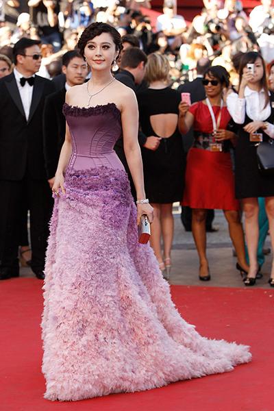 Анджелина Джоли «прогуляла» в Каннах платье от Versace
