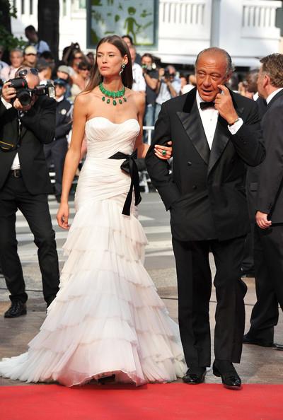 Анджелина Джоли «прогуляла» в Каннах платье от Versace