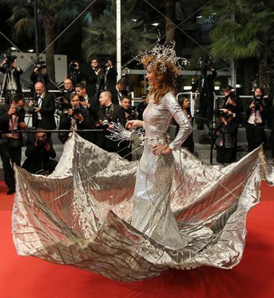 Анджелина Джоли «прогуляла» в Каннах платье от Versace