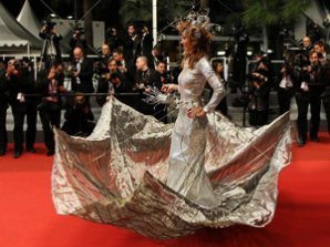 Анджелина Джоли «прогуляла» в Каннах платье от Versace