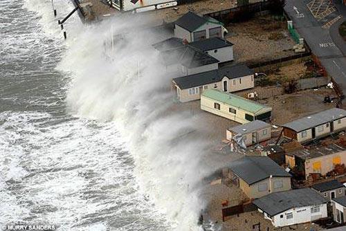 Ураган сдувает и смывает Британию с лица земли