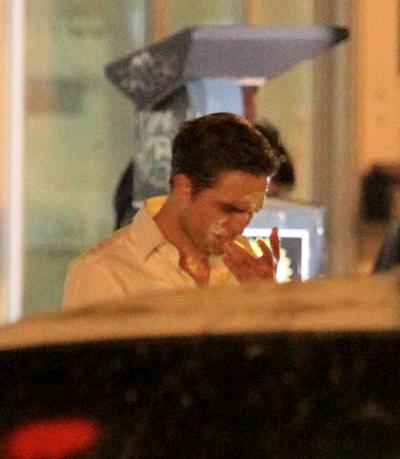 Роберт Паттинсон получил тортом в лицо