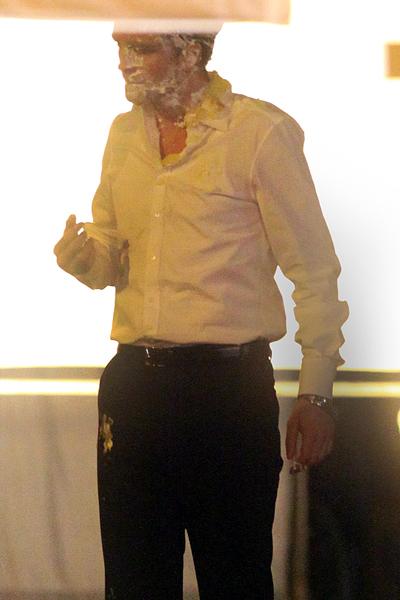 Роберт Паттинсон получил тортом в лицо