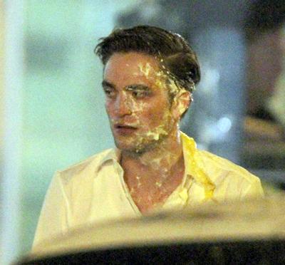 Роберт Паттинсон получил тортом в лицо