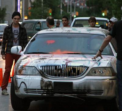 Роберт Паттинсон получил тортом в лицо