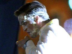 Роберт Паттинсон получил тортом в лицо