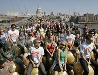 Англичане побили мировой рекорд по прыжкам на надувных мячах