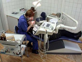 Стоматолога отстранили от работы из-за чистки ушей и ногтей