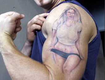 НЕ ЗАБЫЛ ЖЕНУ РОДНУЮ: Муж сделал огромную татуировку жены, чтобы спасти брак (ФОТО)