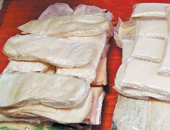 Грузчик нашел в мусорном контейнере 300 тысяч долларов