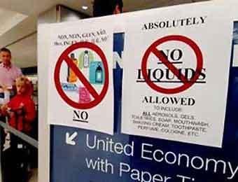 Жадный мужчина выпил бутылку водки залпом перед самолетом