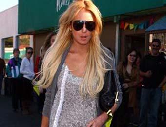 Линдси Лохан закупается энергетиками перед работой в морге (ФОТО)