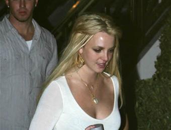 Бритни Спирс разгуливала полуголой, пока ее бойфренд говорил, что она нормальная (ФОТО)