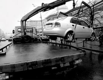 Эвакуатор забрал машину с ребенком внутри