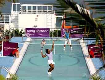 Рафаэль Надаль и Серена Уильямс провели тенистый матч в бассейне