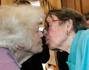 80-летние лесбиянки сыграли свадьбу (ФОТО)