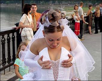 Новобрачных не пускали в свадебное путешествие из-за задолженности по оплате ЖКУ