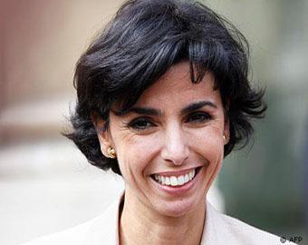 Le Figaro заретушировала кольцо за ?15 600 на пальце Рашиды Дати