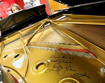 Российские грузчики отломали золотую ножку от рояла Элтона Джона