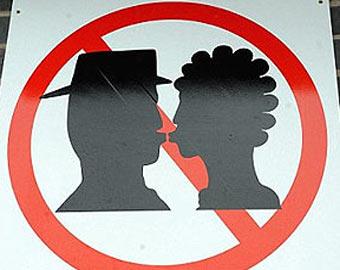 На вокзале города Уоррингтон запретили поцелуи