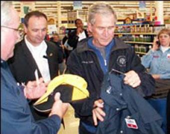 Джордж Буш поработал зазывалой в магазине хозтоваров