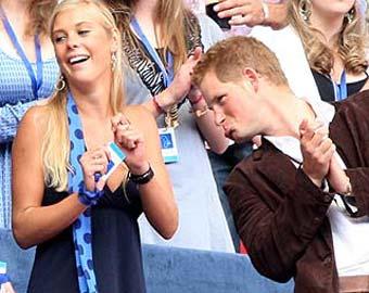 Принц Гарри шокировал публику розовым лаком на ногтях (ФОТО)