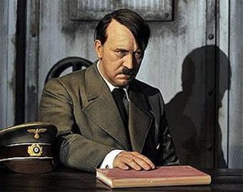 Немца оштрафовали за обезглавливание воскового Гитлера