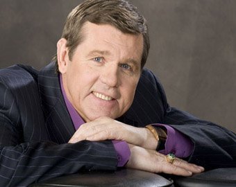 Пьяный автослесарь изуродовал машину знаменитого артиста и шансонье