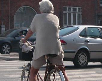 80-летняя немецкая пенсионерка догнала грабителя на велосипеде