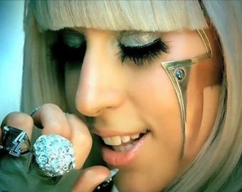 Певица Lady Gaga на Ибице выступала топлесс
