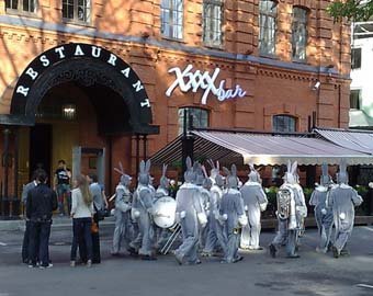 В Петербурге нашли военнослужащих в костюмах кроликов Playboy