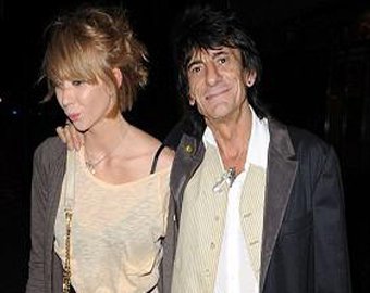 «Роллинг» бросил русскую официантку