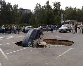 Opel провалился под землю в Дзержинске