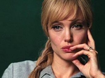 Джоли впервые после рождения близнецов снялась обнаженной