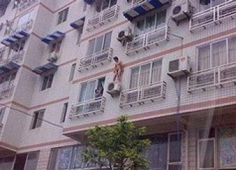 Фотоохота в Китае: голый любовник за окном на кондиционере