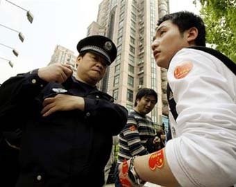 В Китае патрули не разрешают студентам обниматься