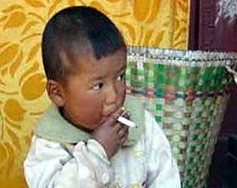 Малыш из Китая ежедневно выкуривает пачку сигарет