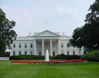 Супруги-тусовщики проникли в Белый дом без приглашения и сфотографировались с вице-президентом США