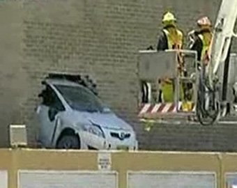 Австралийка, паркуясь на втором этаже стоянки, протаранила стену и повисла в ее проеме