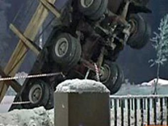 В Петербурге грузовик завис на ограждении моста