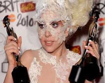 Леди Гага почтила память Александра Маккуина почти полным обнажением