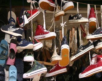 Кореец украл 1200 пар поношенной обуви