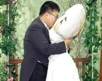 Японец женился на подушке