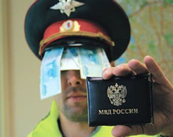 Пойманный с поличным сотрудник ГИБДД съел взятку и протокол