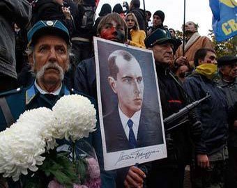 Внук Бандеры согласился обменять звание Героя на особняк Януковича