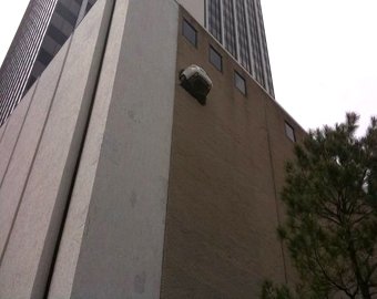 Американец перепутал педали и "воткнул" машину в стену на 7 этаже