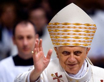 Папа Римский задремал во время мессы