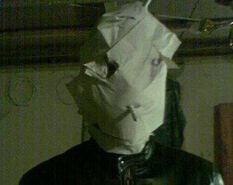 Преступник ограбил магазин в маске из туалетной бумаги
